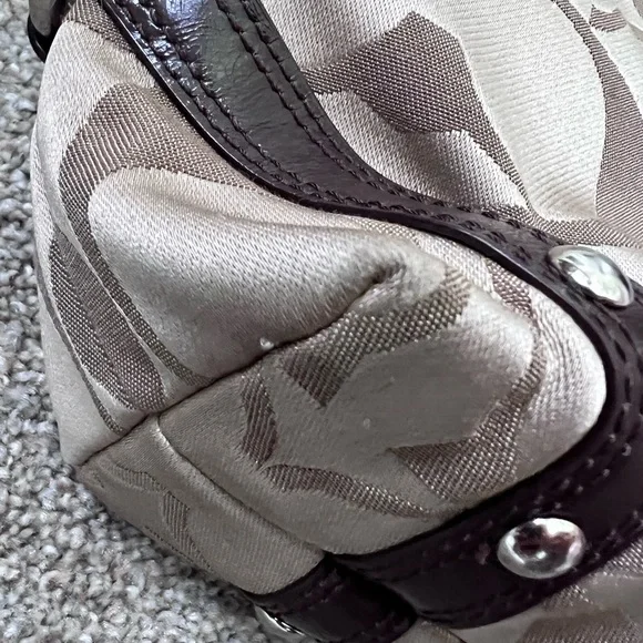 Authentic Coach Hobo Signature shoulder bag. Needs cleaning, no major wear. - Picture 2 of 15